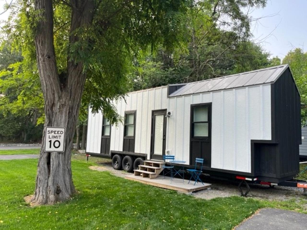 The Endeavor Tiny Home! Elizabethtown Exterior foto